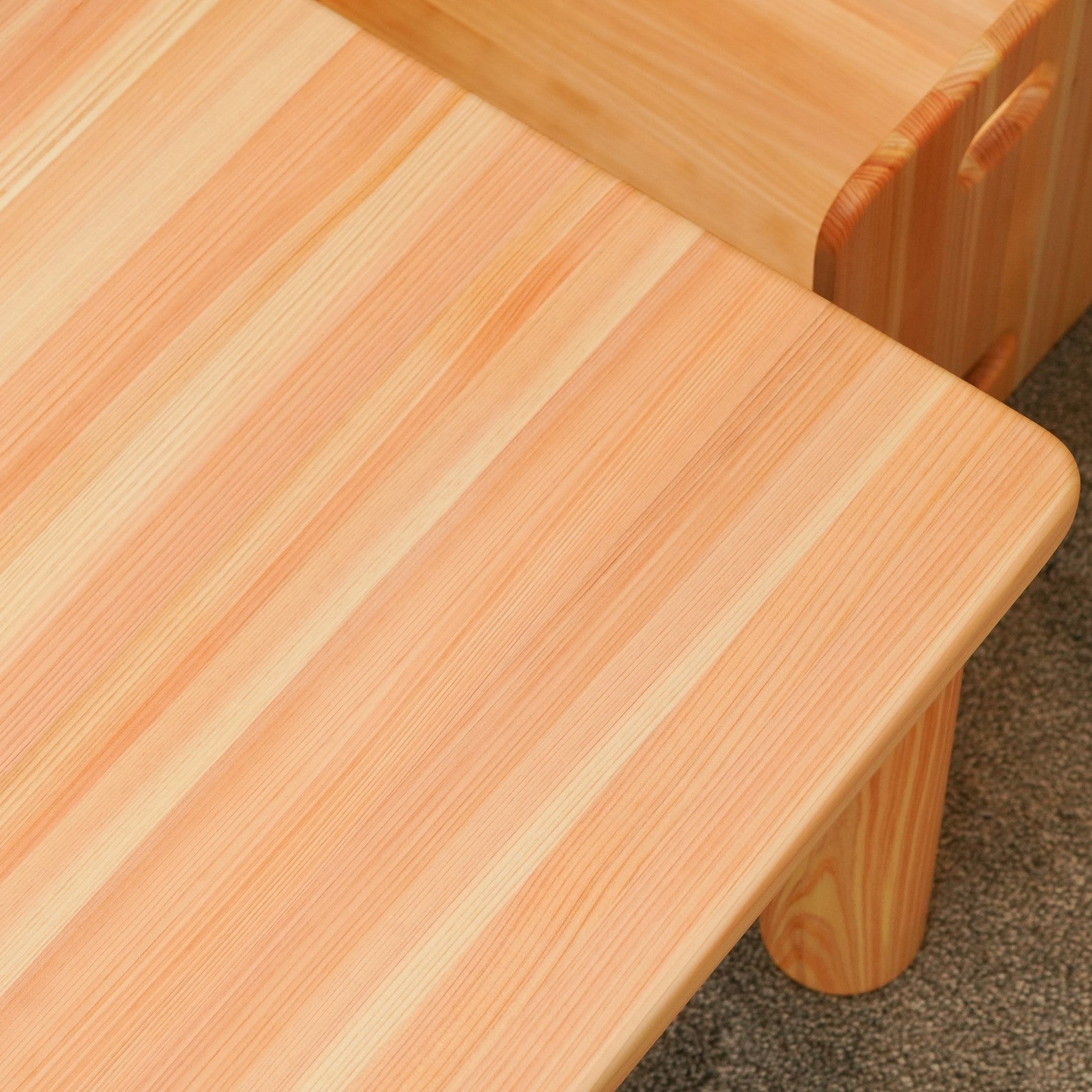 食事にお絵かきにご家庭でも保育園でも活躍するテーブル – なかよし