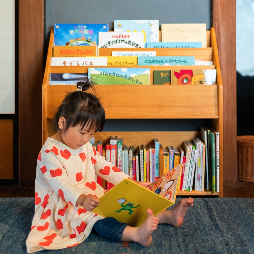 表紙が見える絵本棚 国産ひのき使用 – なかよしライブラリー