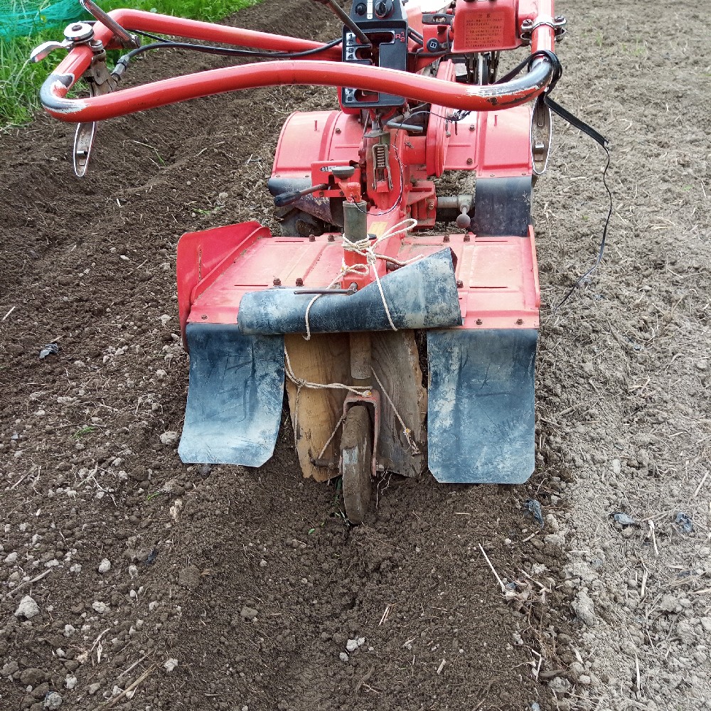 私が使っているクボタの耕運機（管理機）には専用の培土機・畝立機が