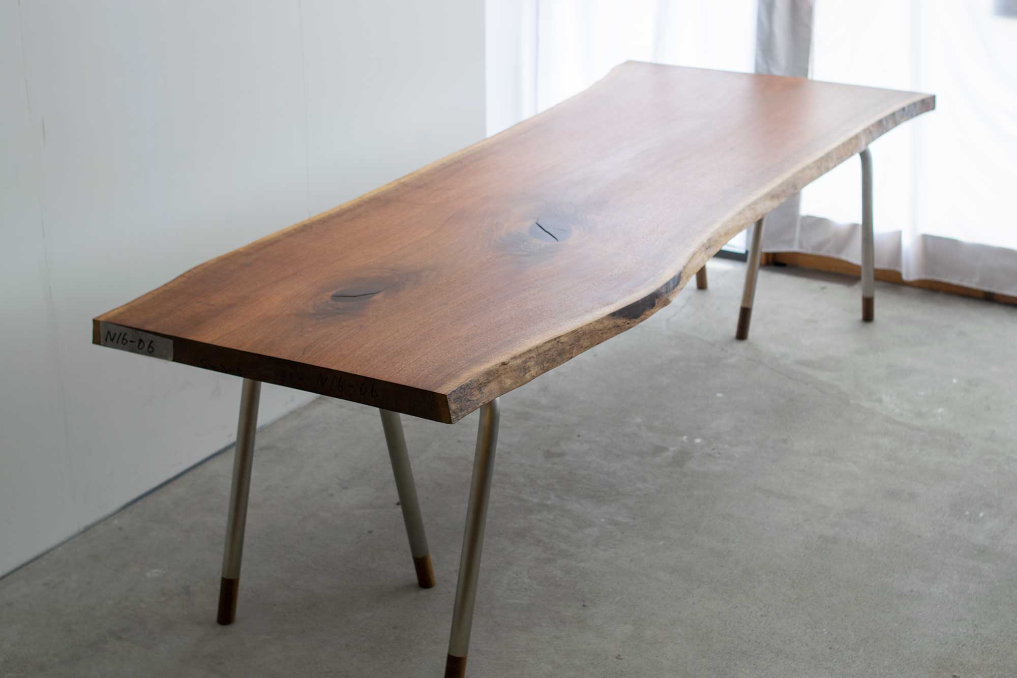 ウォールナット無垢一枚板天板 （N16-06）│オーダー家具と無垢天板