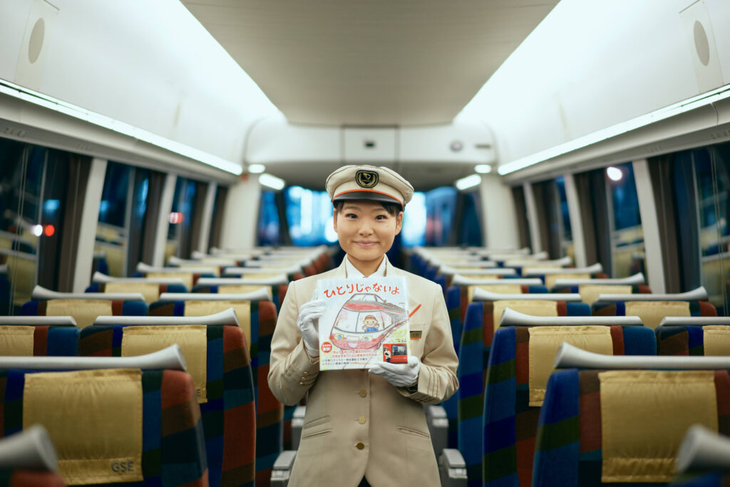 ロマンスカー運転士であり絵本作家でもある。小林理絵さんが2つの仕事