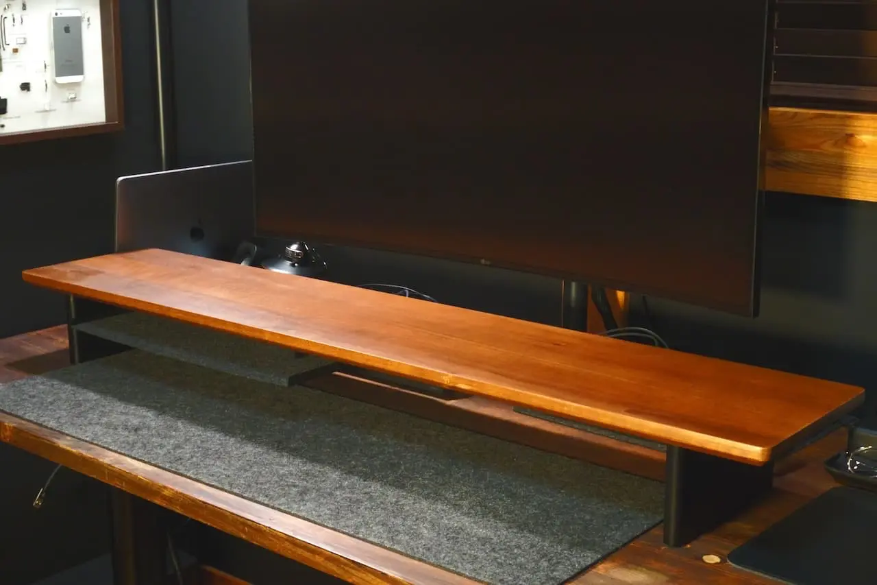 高級感ある無垢材を使った「WORLD GADGETS デスクシェルフ」が最高すぎた