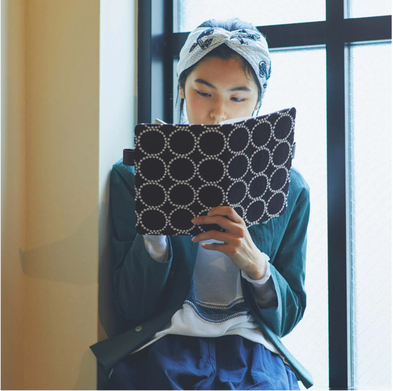 ミナ ペルホネン「tambourine（navy）」の再販売について。 - ほぼ日