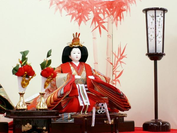 この雛人形は毛氈がもっとも引き立ちます。画伯手描きの屏風がさらに品