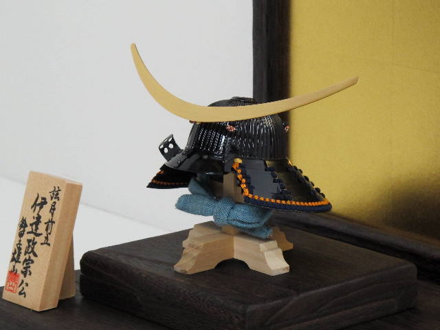 伊達政宗公弦月形鍬形六十二間筋鉢兜1/5レプリカ卓上コレクション金が