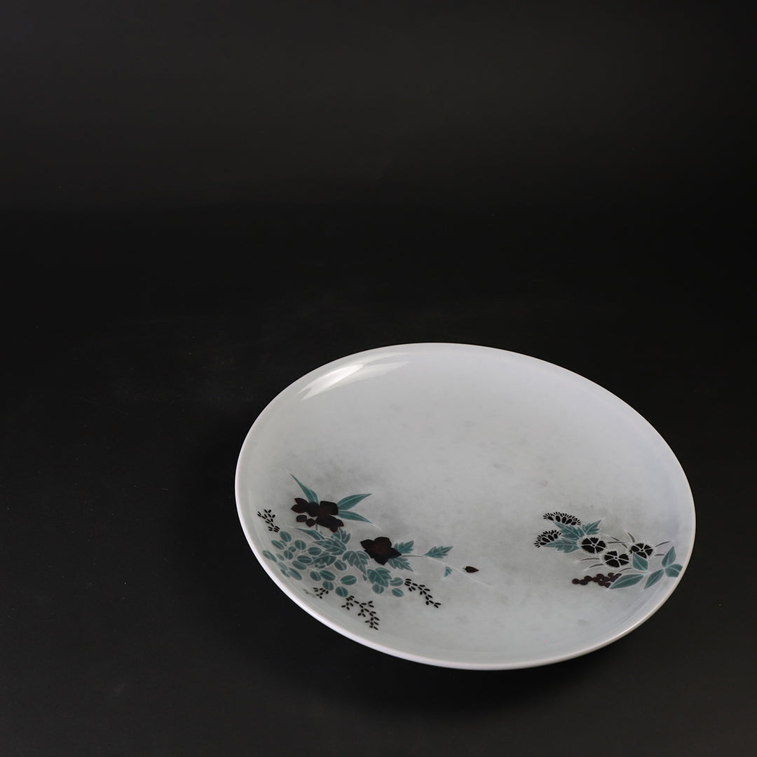 十四代今泉今右衛門 作 色絵薄墨墨はじき草花文皿 – ギャラリー一番館