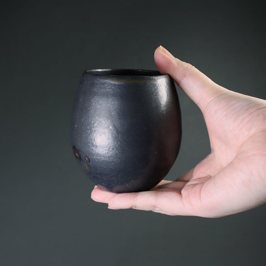 矢野直人 作 黒釉猪口 – ギャラリー一番館オンラインショップ