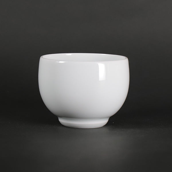 井上萬二 作 白磁染麦彫文ぐい呑 – ギャラリー一番館オンラインショップ