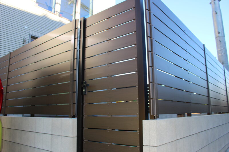 山採りアオダモの陰影が美しい、シャープでモダンな門周りがポイントの