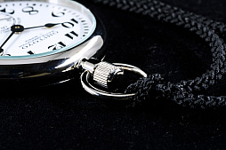 まいてつ」のリリースを記念した「御一夜鉄道 機関士・運転士 鉄道時計