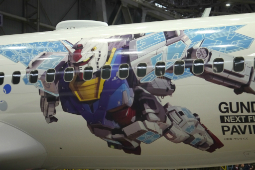 万博パビリオンに登場する新たなガンダムが，ミャクミャクとともに