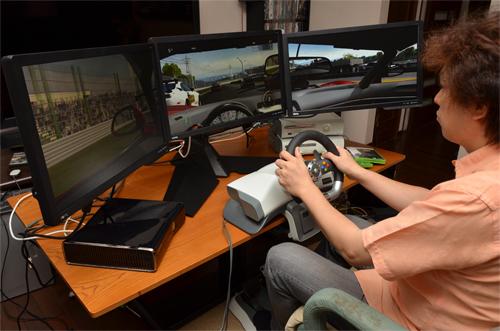 XFXブランドの3画面ディスプレイスタンド「XFX Triple Display Monitor