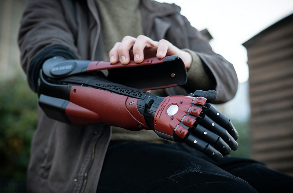英Open Bionics，KONAMIと提携し「メタルギアソリッド」な義手カバーを
