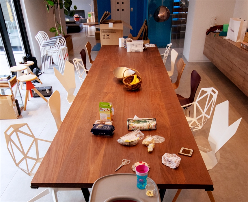 大きな新築一戸建ての引越を伴う搬入設置時のブランド家具：「Tom