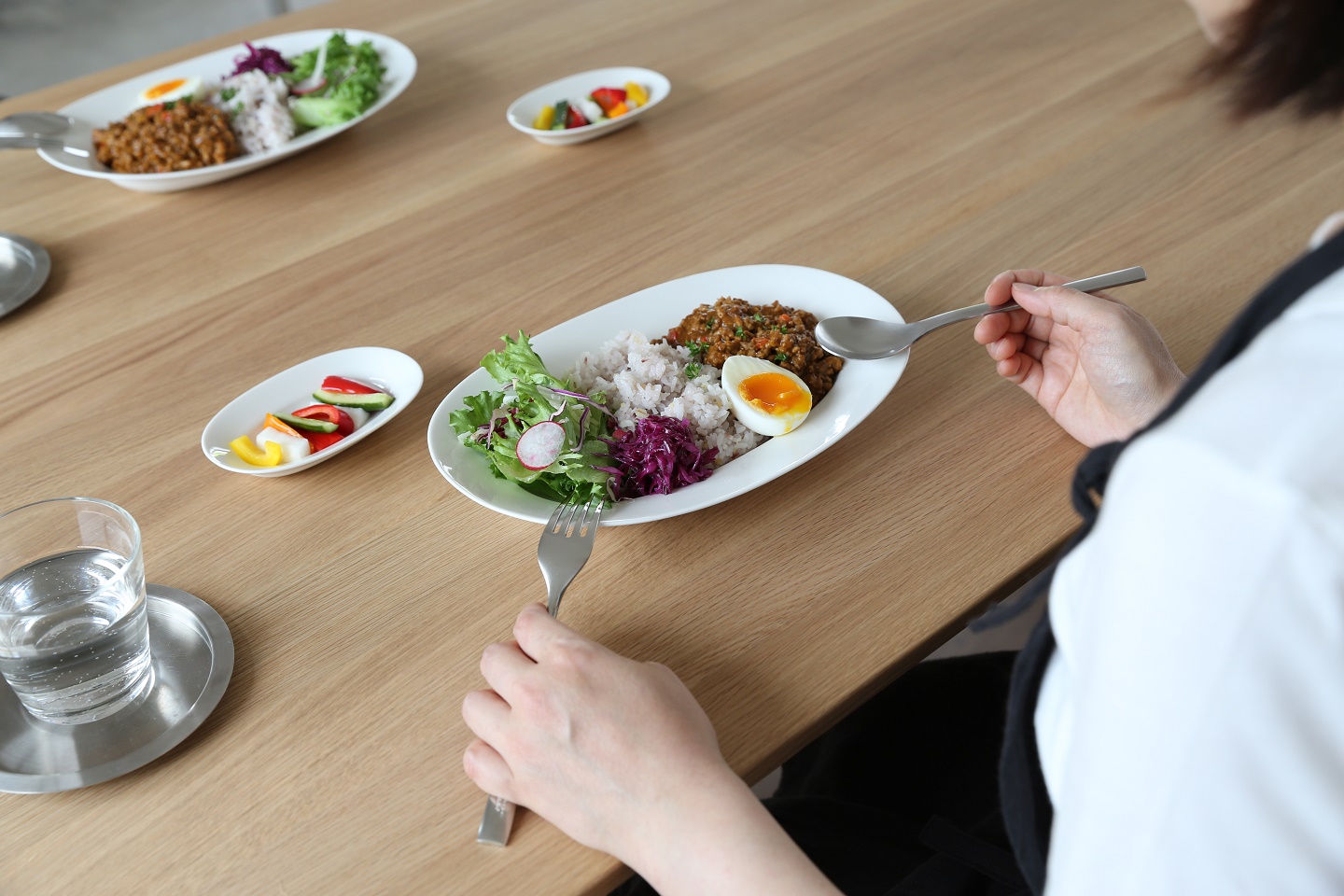 イイホシユミコさんの「オーバルプレート」に新色dew whiteが登場