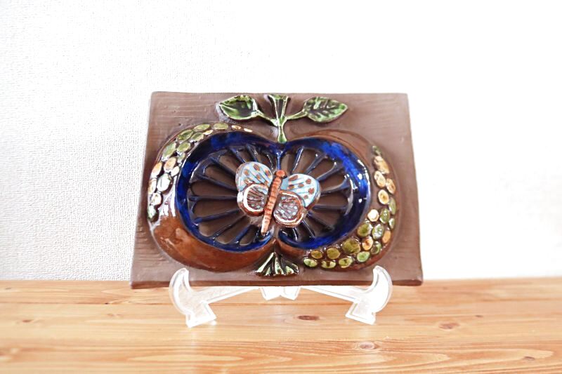 Jie Gantofta /ジイ・ガントフタ リンゴと蝶 陶板 北欧雑貨と北欧食器