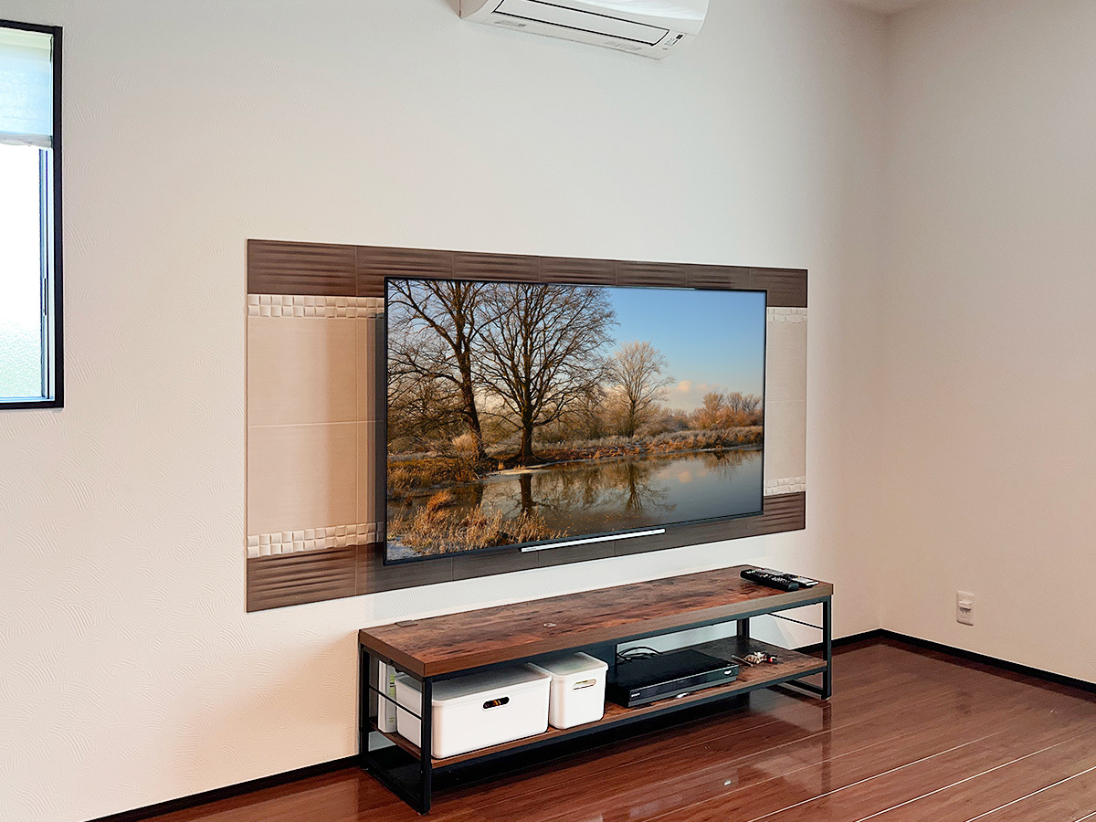 三重県鈴鹿市でエコカラットが貼られた壁面に東芝レグザ65インチテレビ