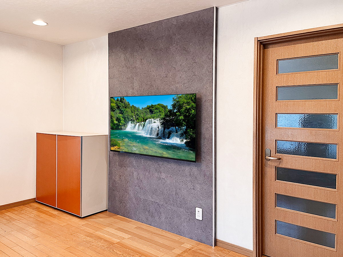 愛知県安城市でコンクリート壁にフェイクウォール「PIXY」を設置し、55