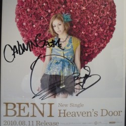 歌手のBENIさん(安良城 紅)より、貴重なサイン入りポスターを頂戴