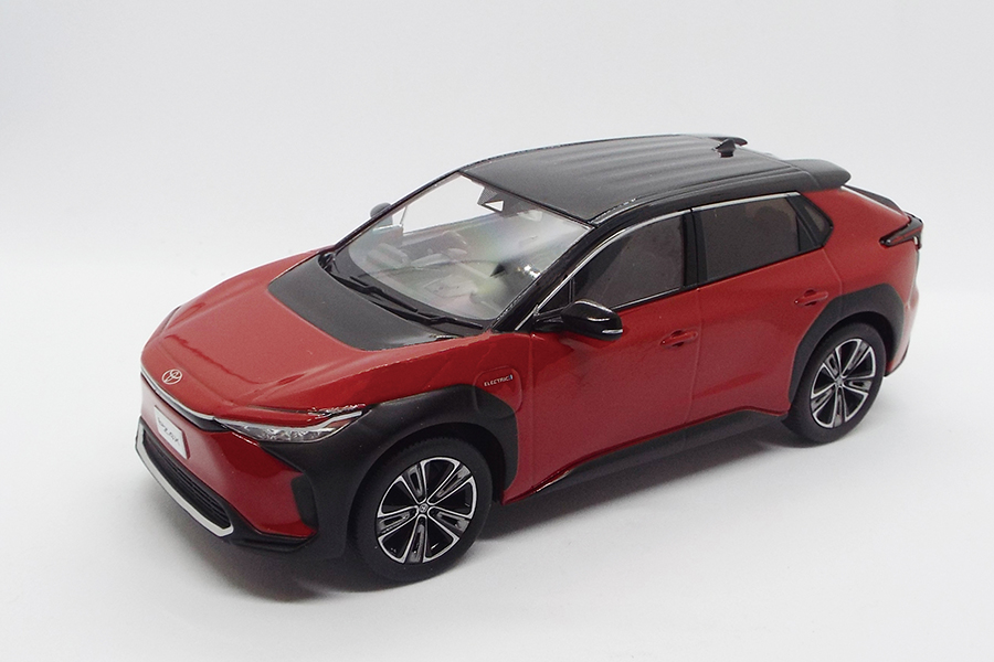 森永卓郎のミニカーコラム「トヨタbZ4X」 - カー・アンド・ドライバー