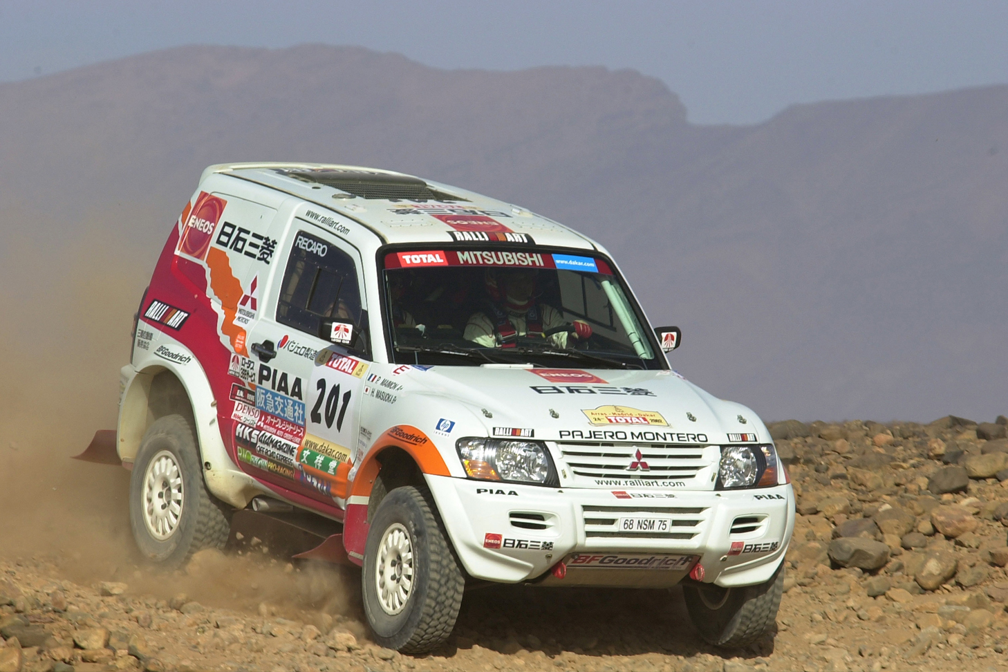 パジェロで日本人初のダカールラリー2連覇を達成したラリードライバー
