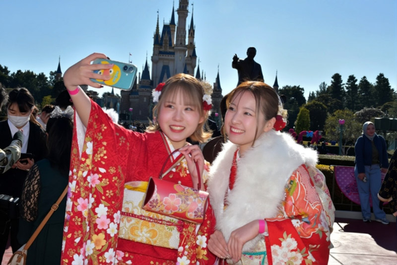 ミッキーら門出祝う “新20歳”未来見据え決意 ディズニーランドで成人