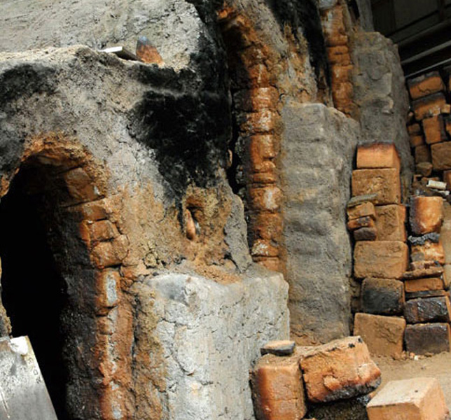株式会社ちとせ：川喜田半泥子の焼き物の展示、坪島圡平の作品、および