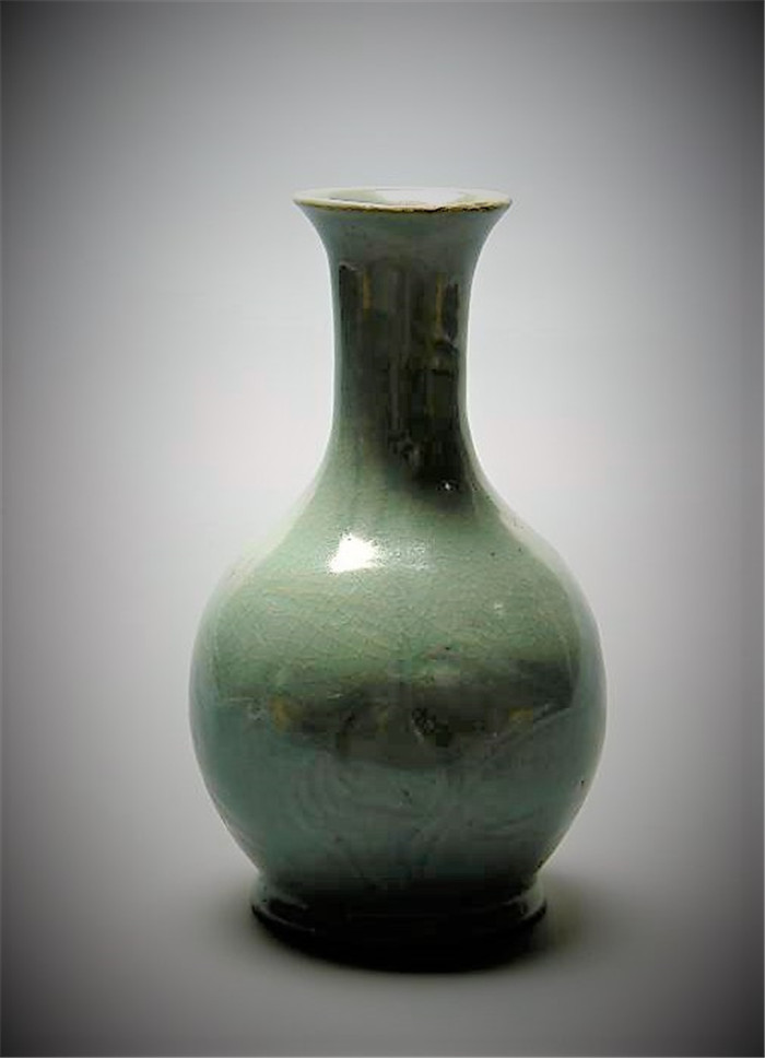 汝窑天蓝釉刻花鹅颈瓷瓶