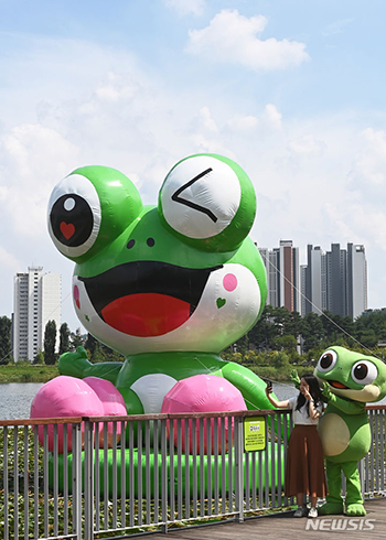 光教湖水公園に設置されたカエルのキャラクター「スウォン」の造形物