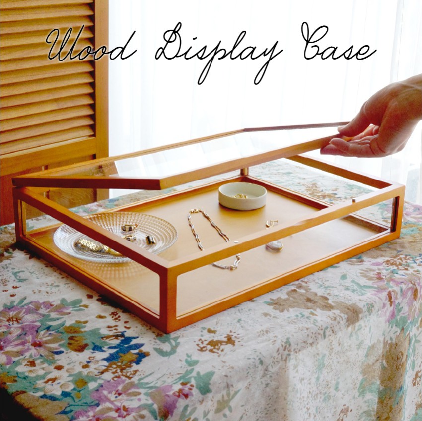 明るいブラウンで可愛い木製5面ガラスコレクションケース