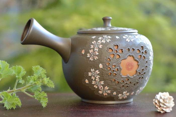 間野舜園 常滑焼 印籠蓋緑泥透かし彫り桜紋急須 満容量300ml 桐箱