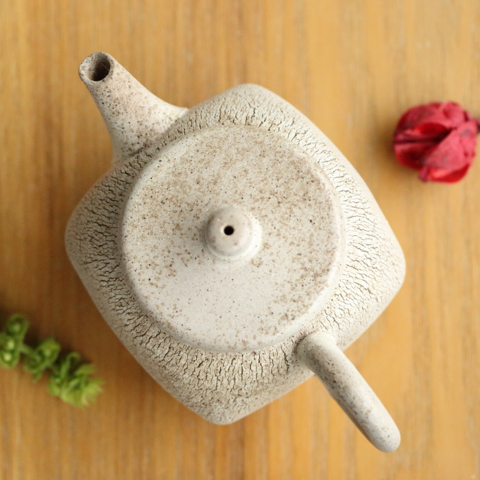 伊藤成二 四角白泥嵐絞り牡蠣殻粉紋茶壷 満容量180ml 常滑焼煎茶器