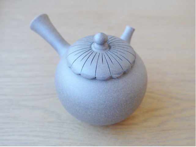 常滑焼作家急須【都築青峰 Seiho Tsuzuki 常滑焼急須 菊型印籠蓋急須