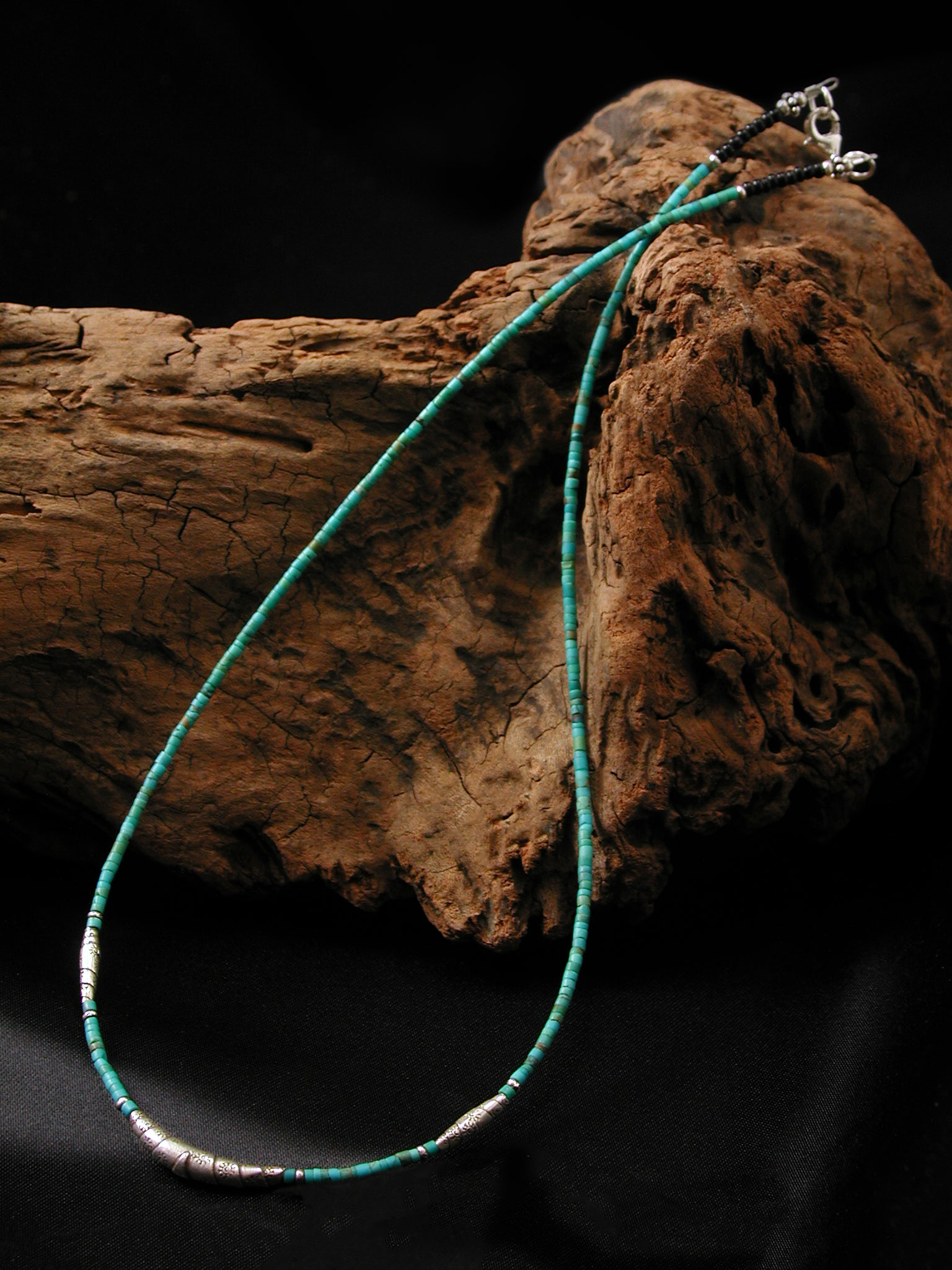 カレン族シルバー 天然無染色 ターコイズ ビーズ ネックレス 三日月形