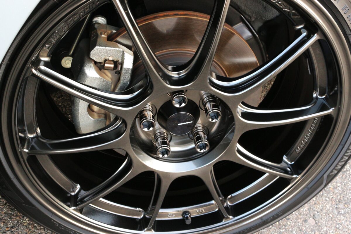 軽量スポーツホイールでもっとスポーティに！！カローラツーリングに