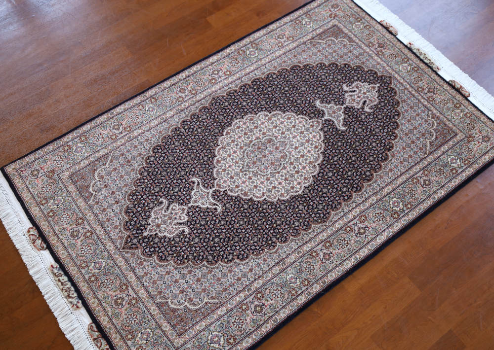 手織りペルシャ絨毯 イラン・タブリーズ産 ウール＆シルク、マヒ柄