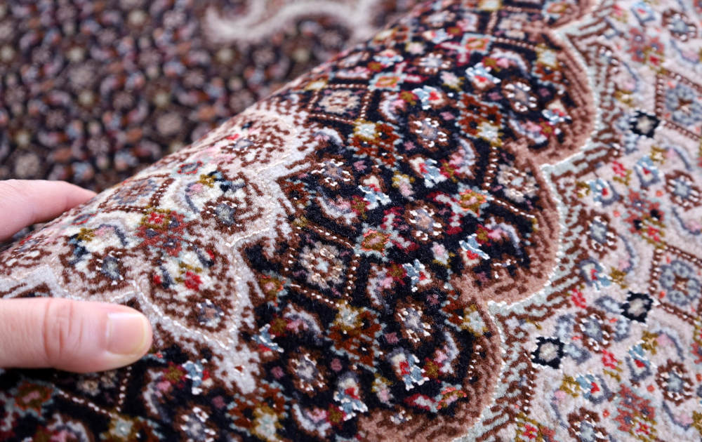 手織りペルシャ絨毯 イラン・タブリーズ産 ウール＆シルク、マヒ柄