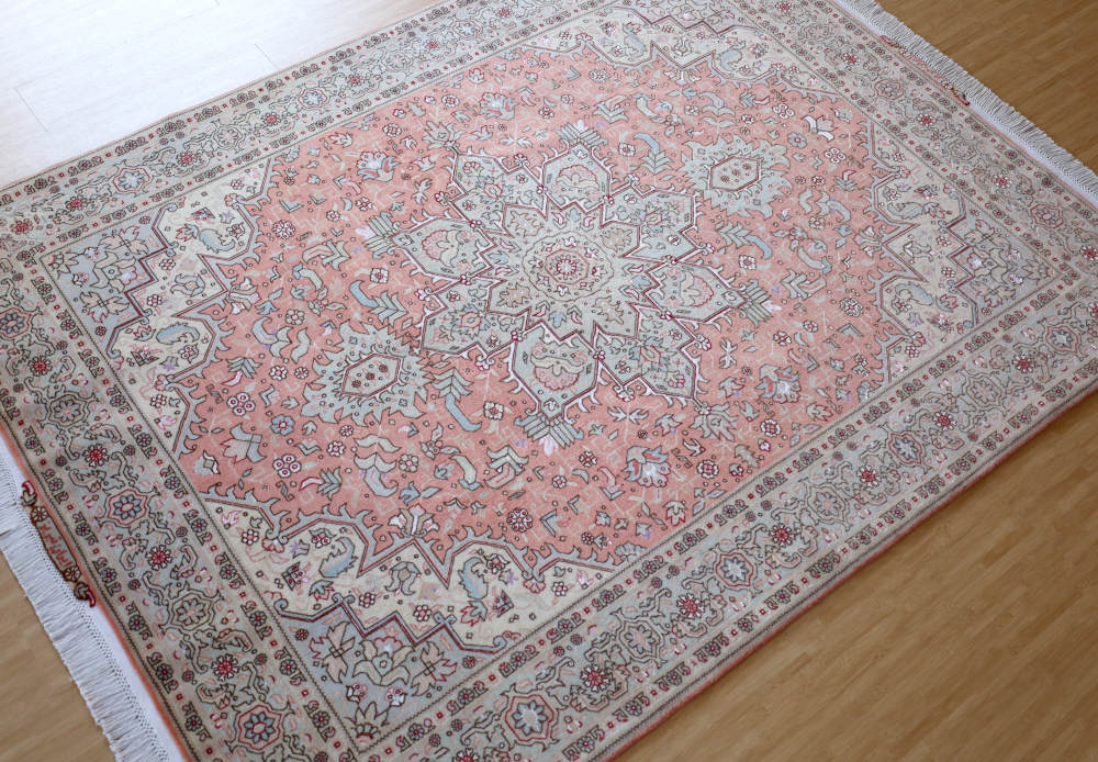 ペルシャ絨毯 タブリーズ産 ウール＆シルク へリーズ模様｜手織ラグの