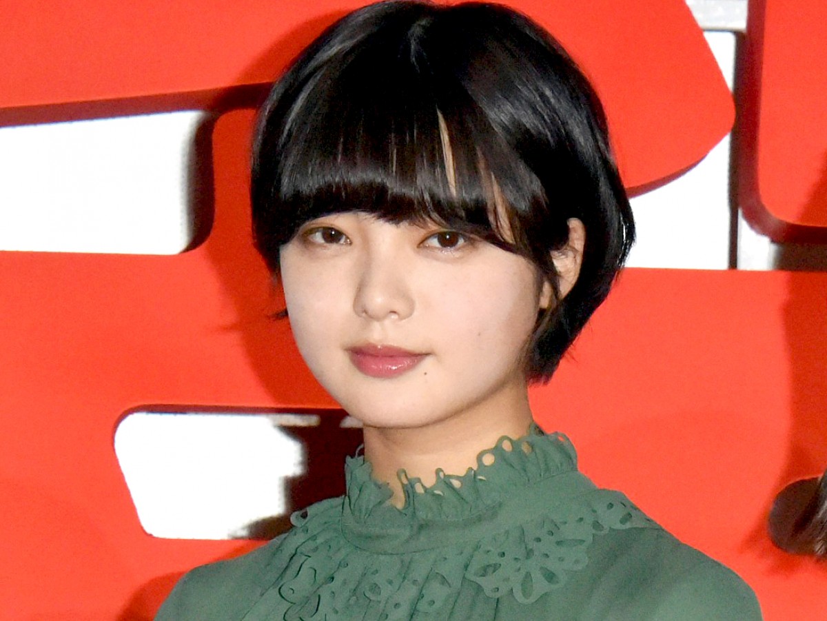 平手友梨奈、FNS歌謡祭でみせた圧巻の表現力と笑顔に反響「感動」「美