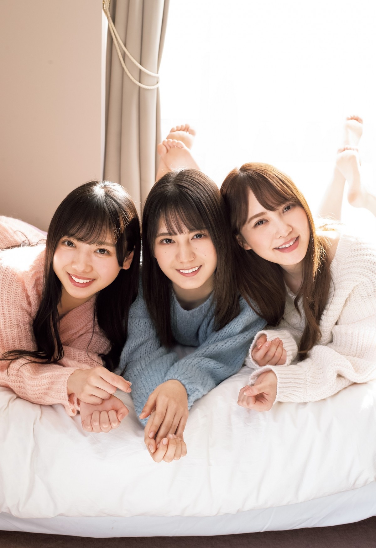 日向坂46・加藤史帆、齊藤京子、小坂菜緒 ショーパンでゴロゴロ