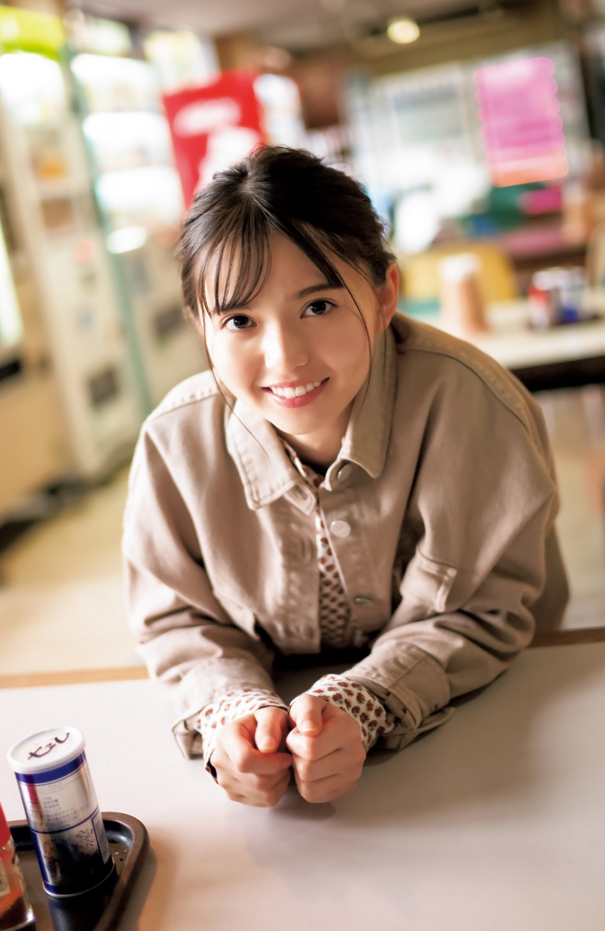 乃木坂46・齋藤飛鳥、ナチュラルな笑顔 “ドライブデート”風グラビア