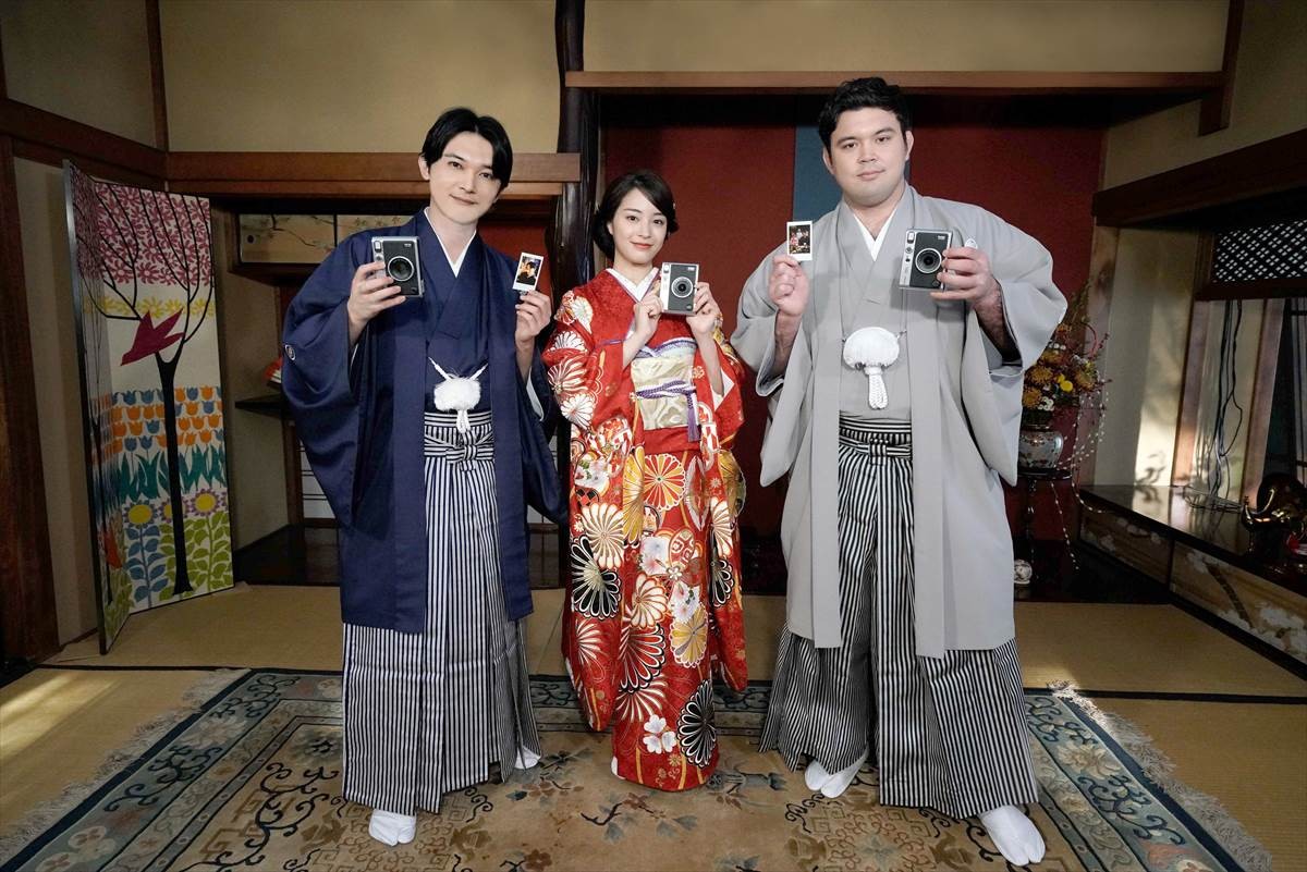 広瀬すず、艶やかな着物姿 吉沢亮＆ウルフ・アロン選手を“チェキで激写