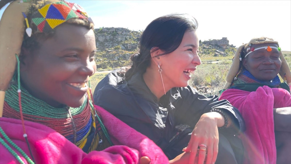 写真）ムイラ民族集落を日本メディアが初取材 アフリカの少数民族を