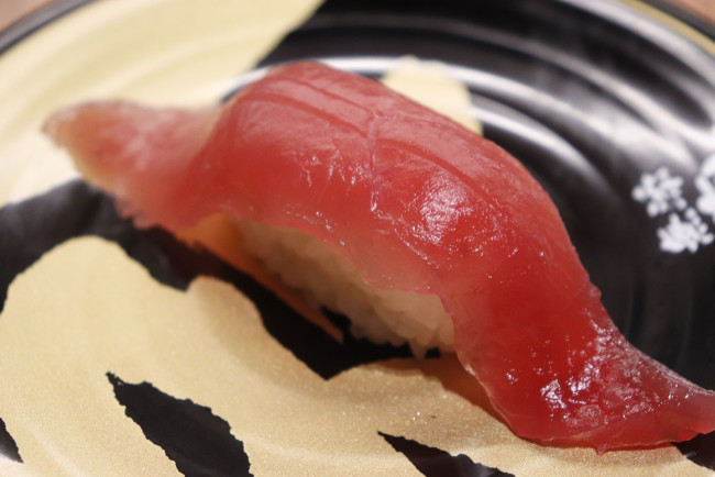 フォト特集】超レアな「中落ち」も登場！ くら寿司の“高級店舗”「無添