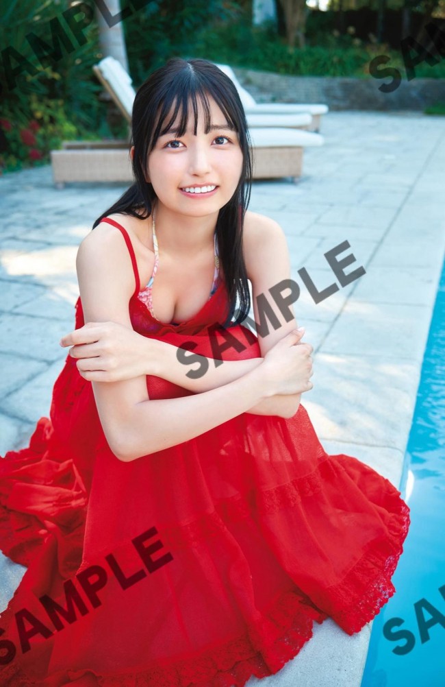 乃木坂46・五百城茉央、プールサイドに“ちょこん” キュートなカット