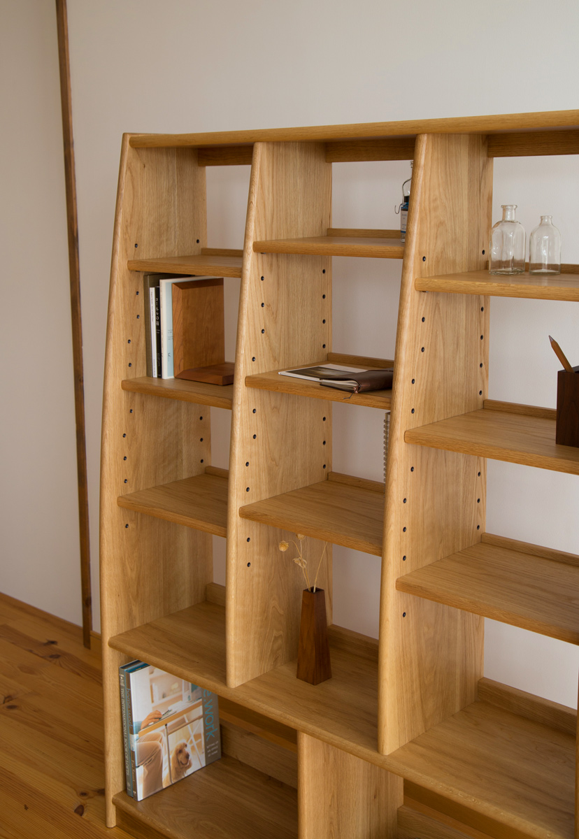 ナラ無垢材の曲線オーダー本棚 幅115cm 高さ150㎝ C-303・家具工房クラポ