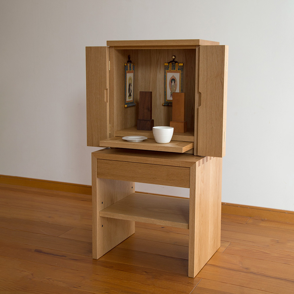 ナラで作ったシンプルな厨子とあられ組み接ぎの下置き台 C-547｜長野県