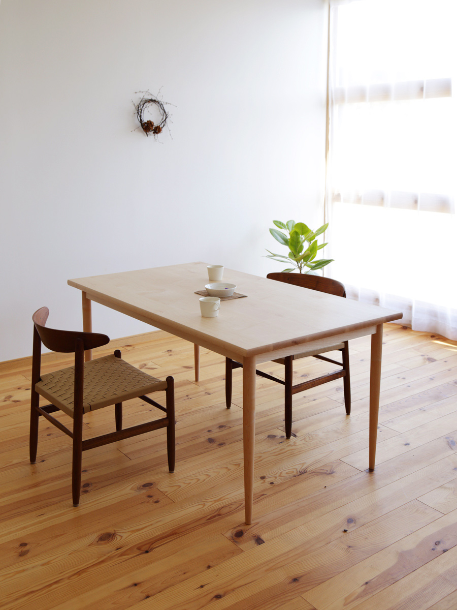 メープル無垢材のオーダーテーブル（丸脚） T-135・家具工房クラポ