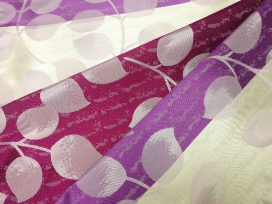 13616|ピンク＆紫＆葉っぱ＆縦ストライプ模様のプレミアムカーテン