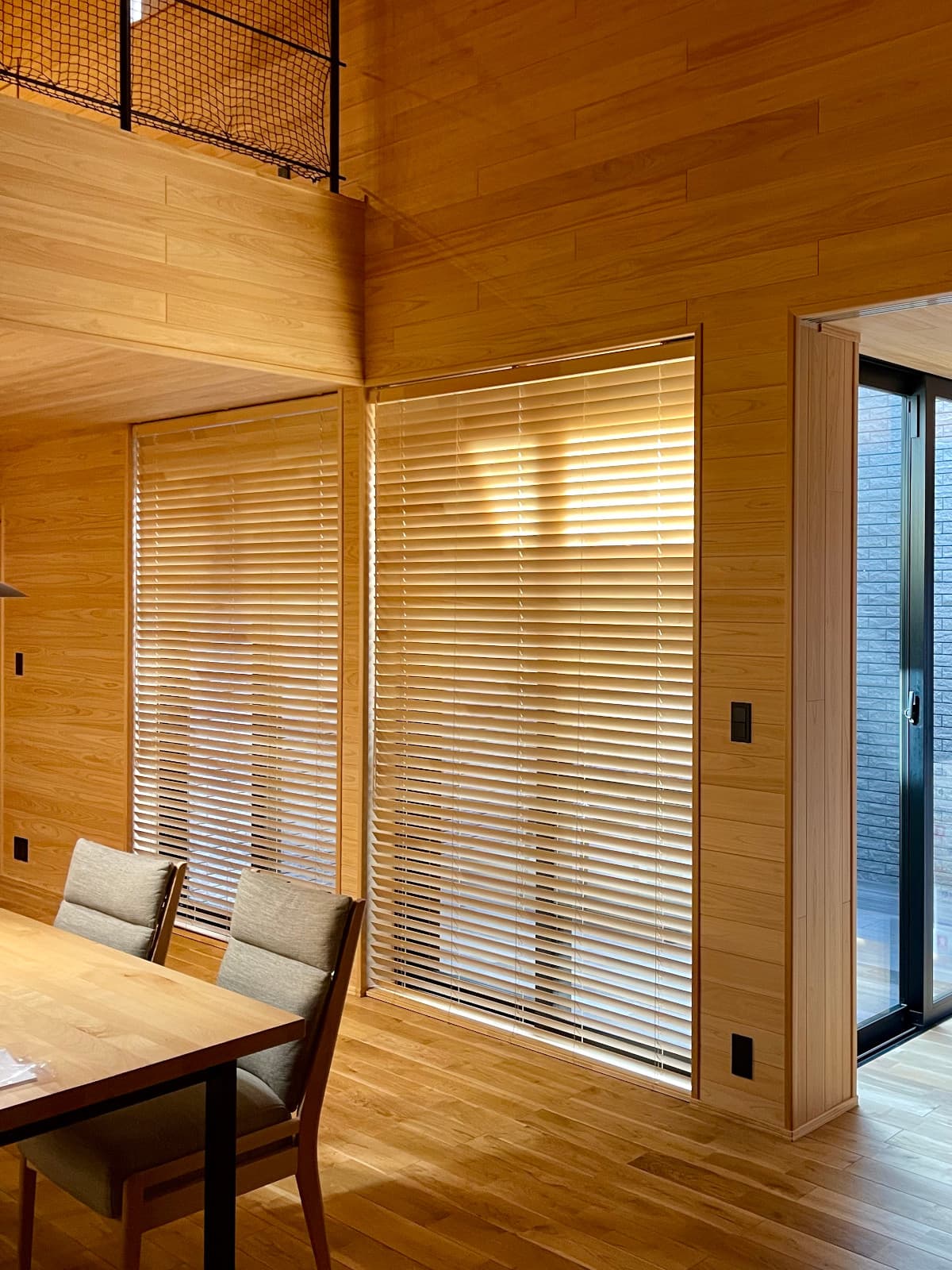 ヒノキをふんだんに使ったLDKにナチュラル色のウッドブラインドを